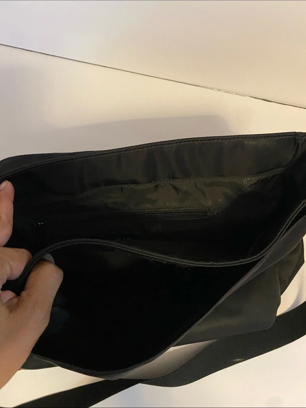 GAP Black Men's Messenger Bag with Adjustable Strap
